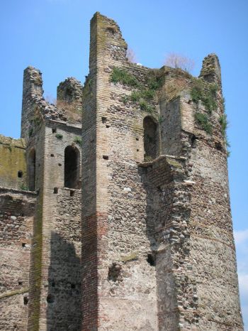 Castello di Valeggio sul Mincio, torre a ferro di cavallo, particolare del camminamento sommitale